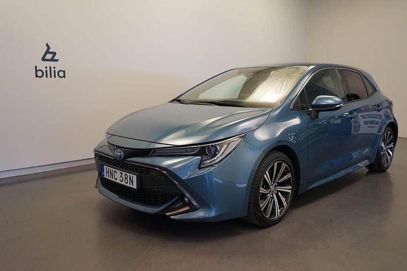 Blå Begagnad 2022 Toyota Corolla Hybrid Style Halvkombi | 259 500 kr (Marknadspris) - Bild 1/4