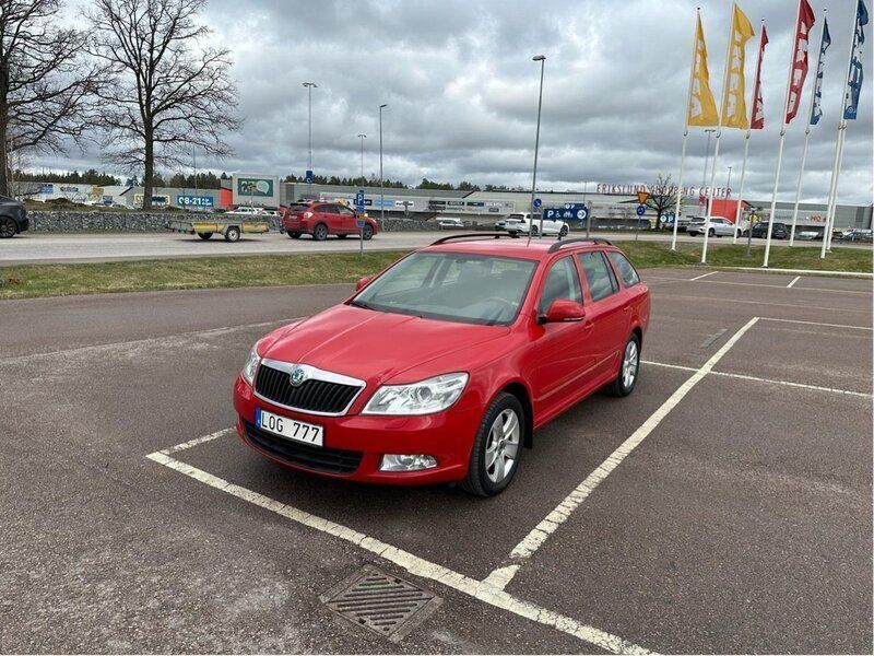 Röd Begagnad 2011 Skoda Octavia Elegance Kombi | 69 500 kr (Marknadspris) - Bild 1/4