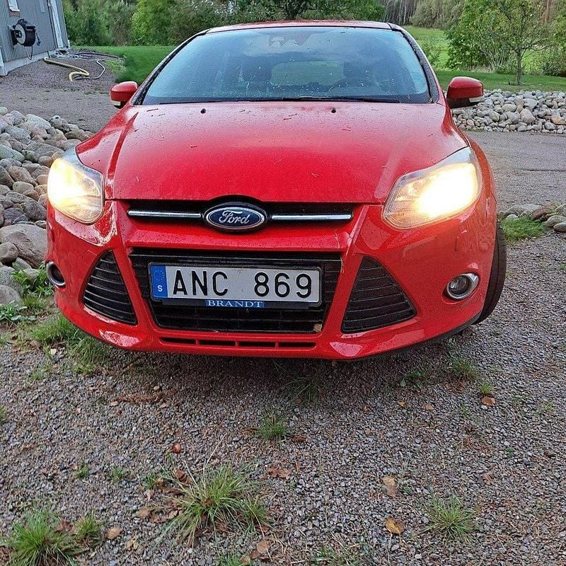 Röd Begagnad 2014 Ford Focus Titanium Kombi | 57 000 kr (Marknadspris) - Bild 1/4