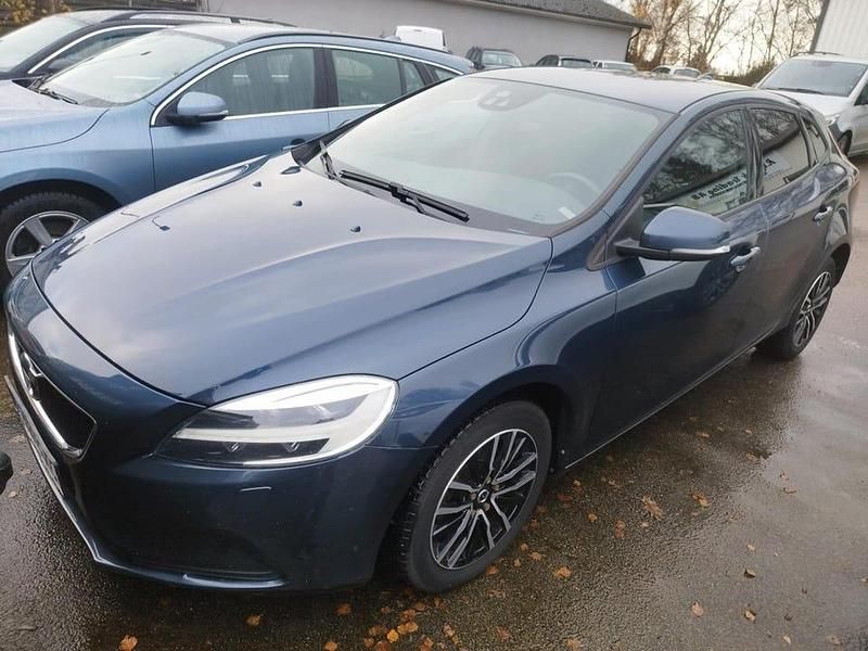 Mörkblå Begagnad 2016 Volvo V40 Momentum Halvkombi | 129 900 kr (Marknadspris) - Bild 1/4
