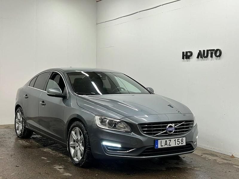 Grå Begagnad 2015 Volvo S60 Momentum Sedan | 104 900 kr (Marknadspris) - Bild 1/4