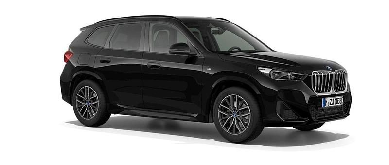 Svart (black sapphire metallic) Ny 2025 BMW X1 Comfort Edition SUV | 647 900 kr - Bild 1/2