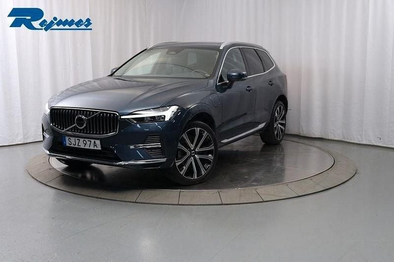 Mörkblå (denim blue metallic) Begagnad 2022 Volvo XC60 Plus SUV | 509 900 kr (Marknadspris) - Bild 1/4
