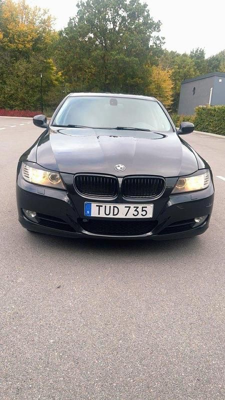 Svart Begagnad 2010 BMW 320 Comfort Edition Sedan | 55 000 kr (Marknadspris) - Bild 1/3