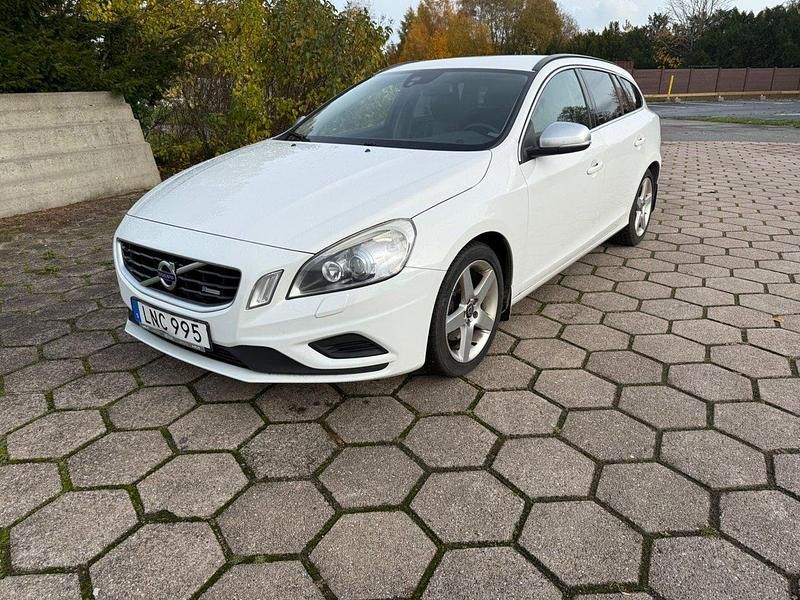 Vit Begagnad 2013 Volvo V60 R-Design Kombi | 92 500 kr (Marknadspris) - Bild 1/4