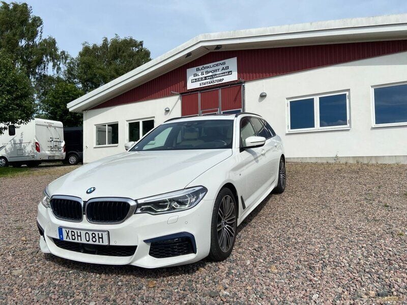 Vit Begagnad 2019 BMW 540 M Sport Kombi | 529 000 kr (Lite dyr) - Bild 1/4