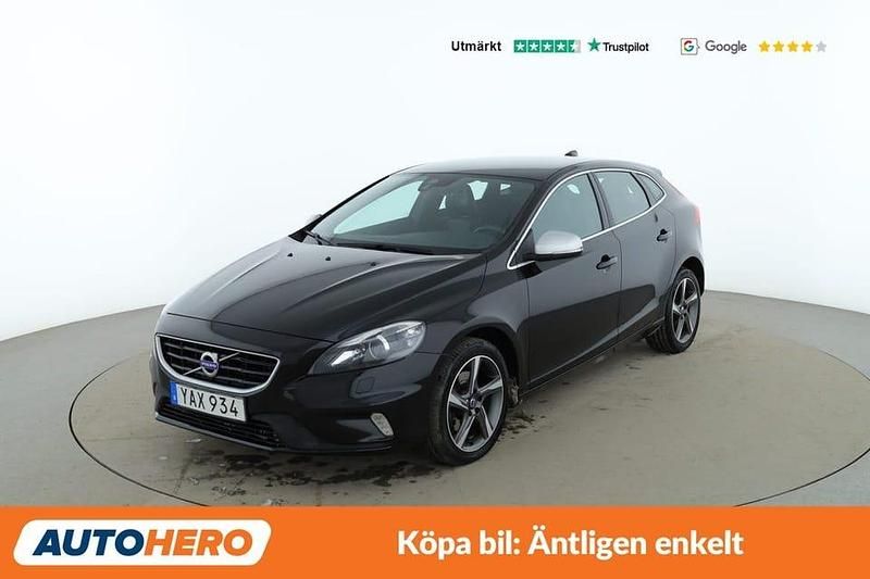 Svart Begagnad 2015 Volvo V40 R-Design Halvkombi | 159 000 kr (Marknadspris) - Bild 1/4