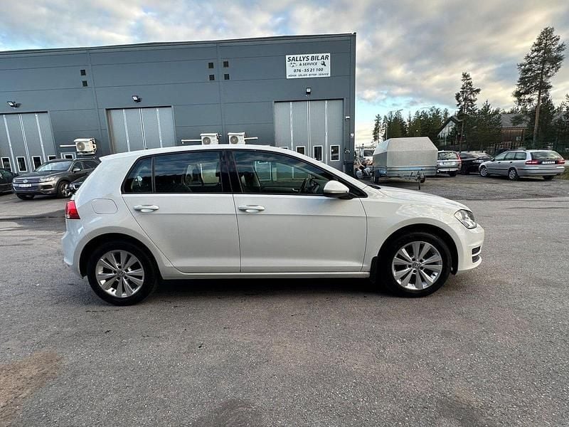 Vit Begagnad 2015 VW Golf VII Halvkombi | 119 000 kr (Marknadspris) - Bild 1/4