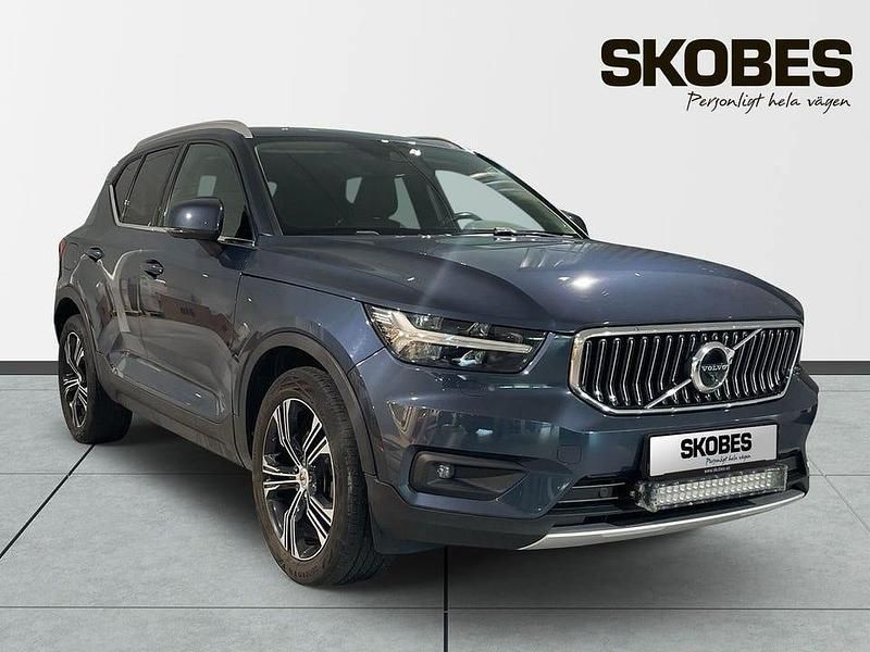 Mörkblå (blå) Begagnad 2019 Volvo XC40 Inscription SUV | 284 000 kr (Marknadspris) - Bild 1/3