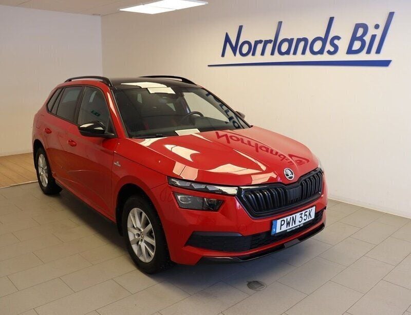 Röd (velvet red metallic) Begagnad 2022 Skoda Kamiq Monte Carlo SUV | 239 000 kr (Marknadspris) - Bild 1/4