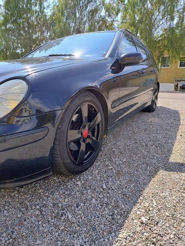 Svart Begagnad 2007 Mercedes C180 Avantgarde Kombi | 31 500 kr (Marknadspris) - Bild 1/4