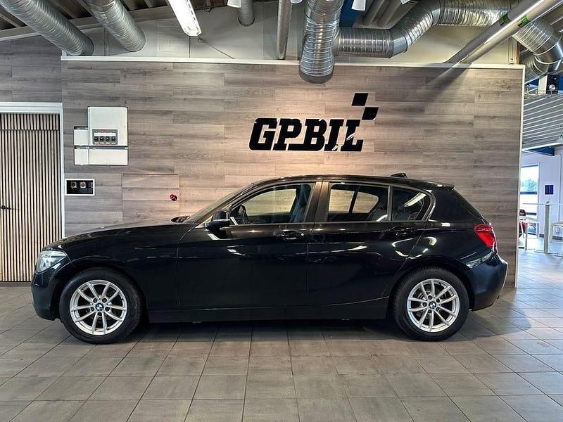Begagnad BMW 118 Urban Line 143 HK (105 kW) 2011 Svart Halvkombi