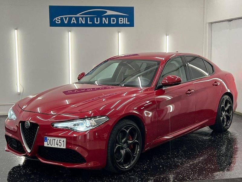 Röd Begagnad 2018 Alfa Romeo Giulia Veloce Sedan | 269 800 kr (Marknadspris) - Bild 1/4