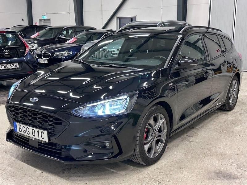 Svart Begagnad 2021 Ford Focus ST-Line Kombi | 189 900 kr (Marknadspris) - Bild 1/4