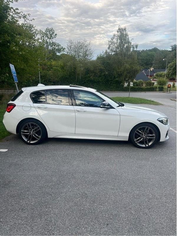 Vit Begagnad 2019 BMW 120 M Sport Halvkombi | 210 000 kr (Marknadspris) - Bild 1/4
