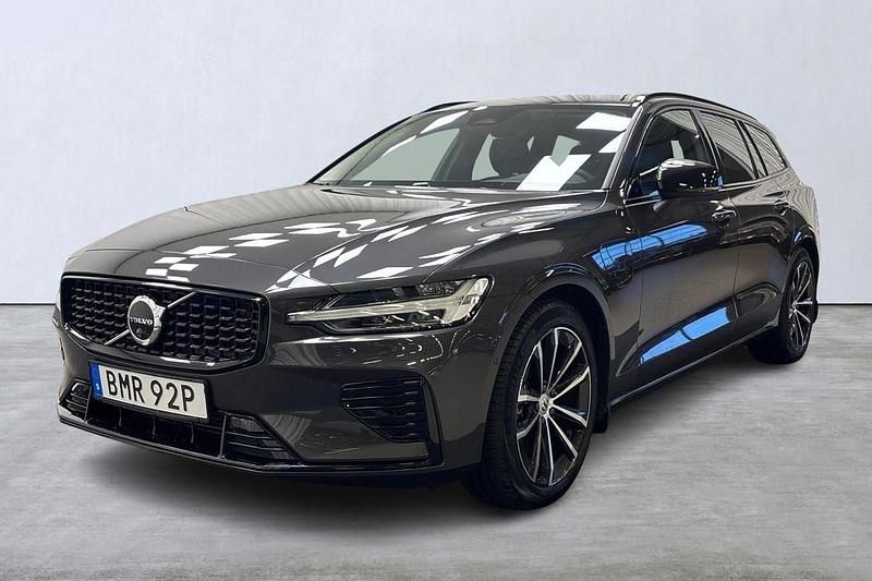 Grå Begagnad 2025 Volvo V60 Plus Kombi | 479 900 kr (Marknadspris) - Bild 1/4