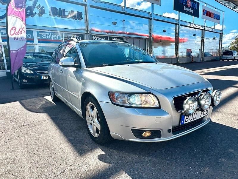 Ljusgrå Begagnad 2010 Volvo V50 Momentum Kombi | 68 500 kr (Marknadspris) - Bild 1/4