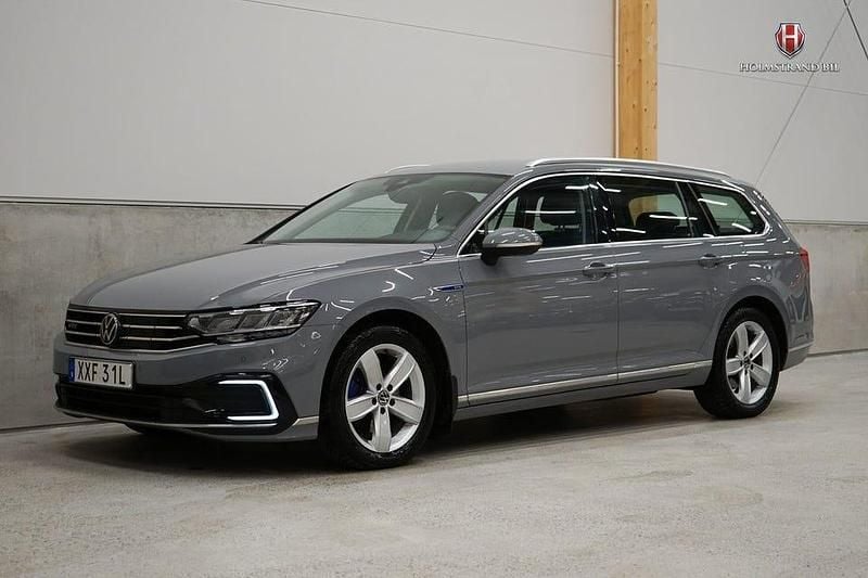 Grå Begagnad 2022 VW Passat GTE Kombi | 259 900 kr (Marknadspris) - Bild 1/4