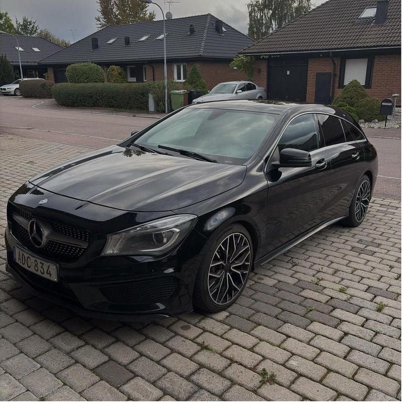 Svart Begagnad 2015 Mercedes CLA200 Shooting Brake AMG Kombi | 149 000 kr (Marknadspris) - Bild 1/4