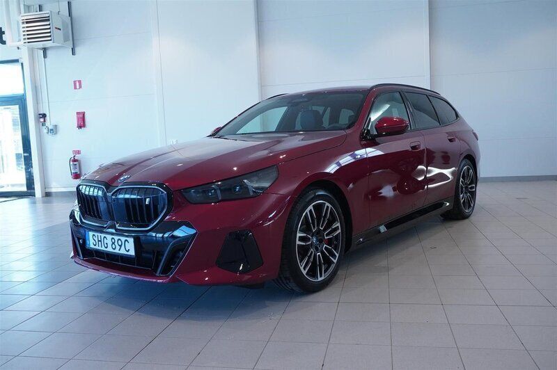 Röd/orange Ny 2024 BMW i5 Efficient Dynamics Sedan | 838 000 kr (Marknadspris) - Bild 1/4