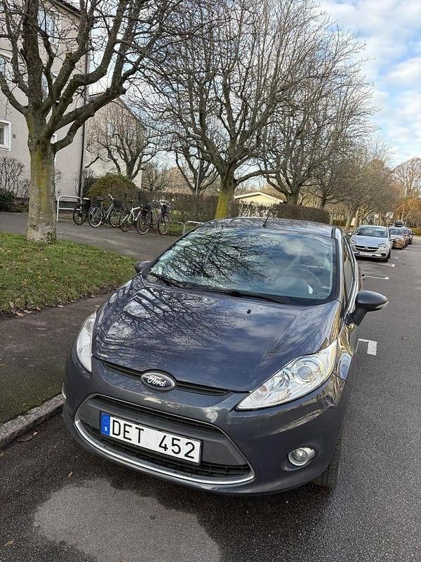 Begagnad 2011 Ford Fiesta Titanium Halvkombi | 35 000 kr (Marknadspris) - Bild 1/4