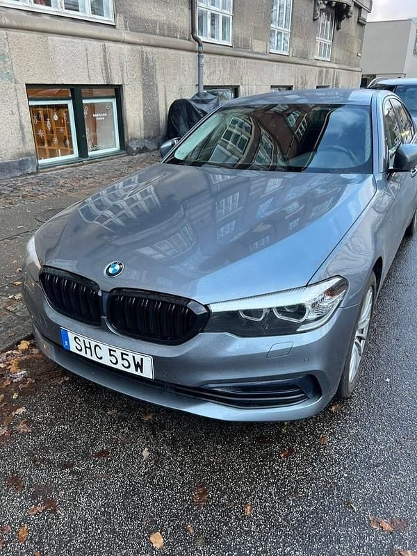 Begagnad 2020 BMW 530 iPerformance Sedan | 290 000 kr (Marknadspris) - Bild 1/4