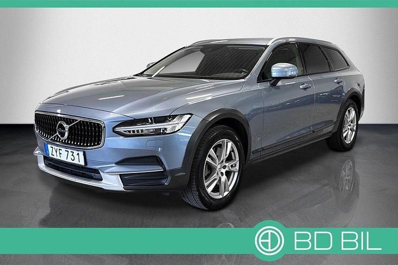 Ljusblå (blåmetallic) Begagnad 2018 Volvo V90 CC Momentum Kombi | 316 900 kr (Marknadspris) - Bild 1/3