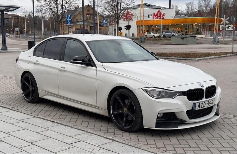 Vit Begagnad 2013 BMW 320 M Sport Sedan | 141 000 kr (Marknadspris) - Bild 1/4