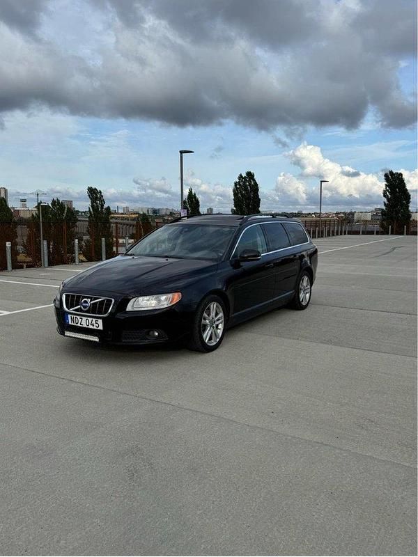Svart Begagnad 2013 Volvo V70 Momentum Kombi | 80 000 kr (Bra pris) - Bild 1/4