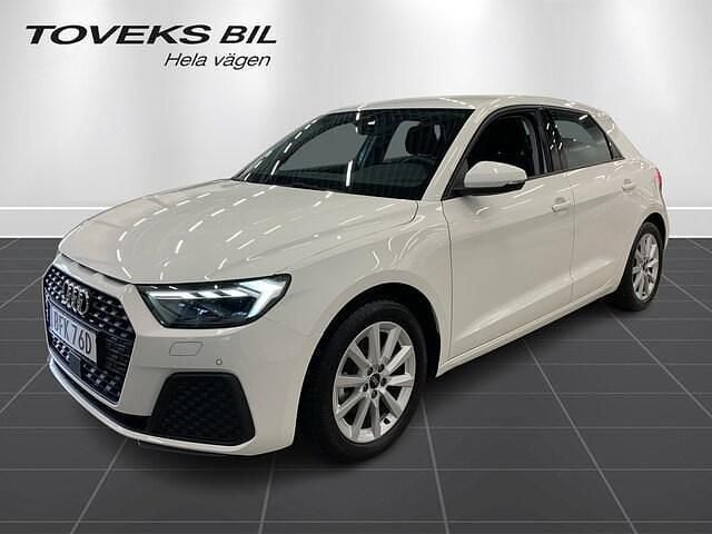 Cortinavit Begagnad 2024 Audi A1 Sportback Proline Halvkombi | 249 900 kr (Dyr) - Bild 1/3