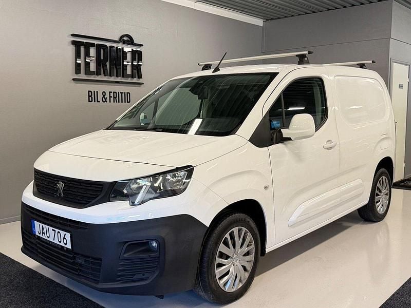 Vit Begagnad 2021 Peugeot Partner Minibuss | 149 000 kr (Marknadspris) - Bild 1/4