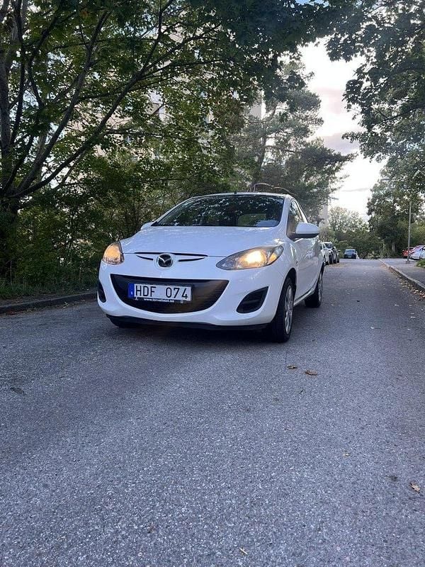 Vit Begagnad 2011 Mazda 2 Halvkombi | 65 000 kr (Marknadspris) - Bild 1/4