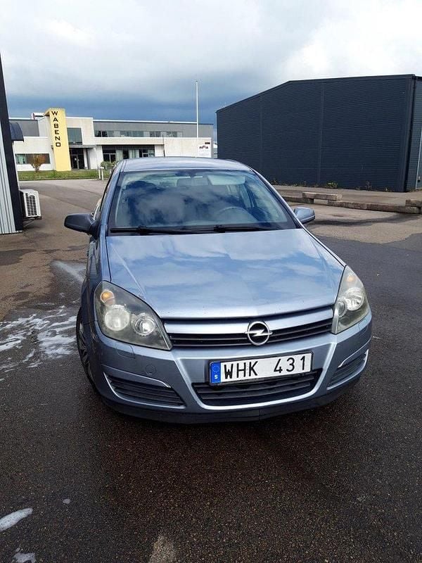 Grå Begagnad 2005 Opel Astra Halvkombi | 27 000 kr (Lite dyr) - Bild 1/4