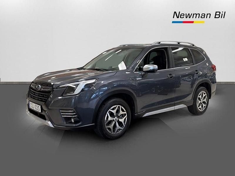 Grå Begagnad 2023 Subaru Forester Active SUV | 389 700 kr (Marknadspris) - Bild 1/4