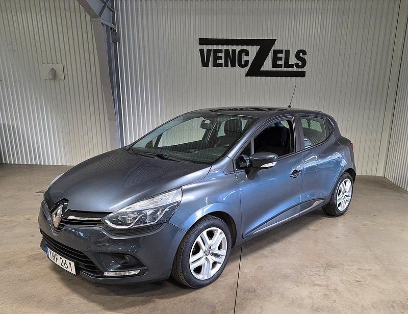 Grå (grå metallic) Begagnad 2016 Renault Clio IV Zen Halvkombi | 99 000 kr (Lite dyr) - Bild 1/4