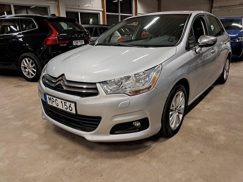 Silver Begagnad 2015 Citroën C4 Halvkombi | 74 000 kr (Marknadspris) - Bild 1/4
