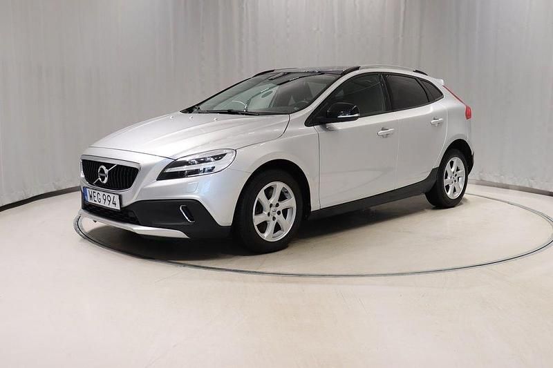 Silver Begagnad 2018 Volvo V40 CC Kombi | 184 900 kr (Marknadspris) - Bild 1/4