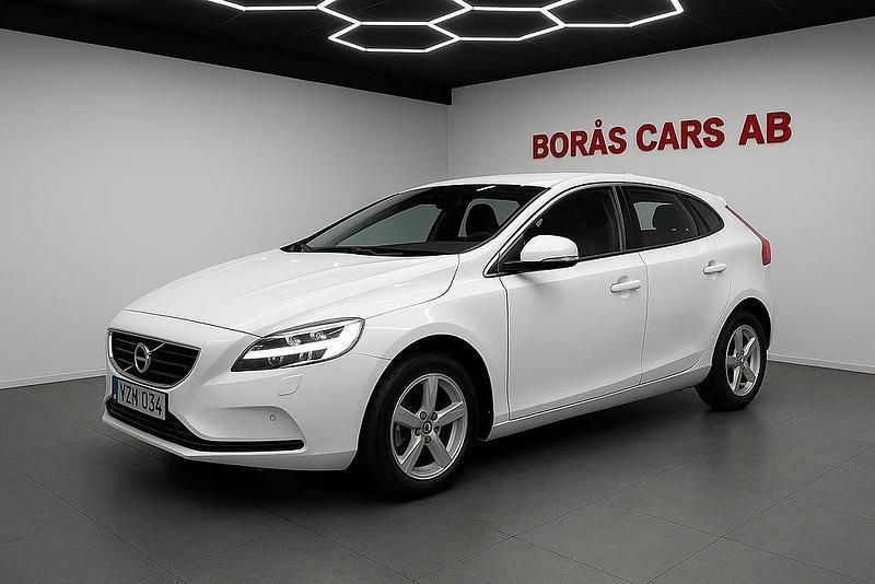 Begagnad Volvo V40 R-Design 120 HK (88 kW) 2017 Vit Halvkombi