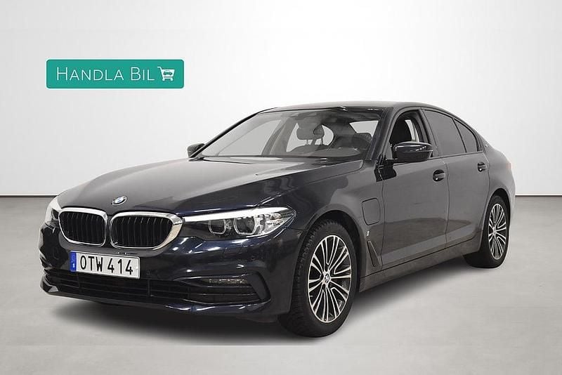 Blå Begagnad 2018 BMW 530e iPerformance Sedan | 269 700 kr (Bra pris) - Bild 1/4