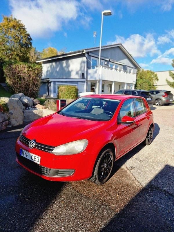 Röd Begagnad 2009 VW Golf VI Halvkombi | 30 000 kr (Bra pris) - Bild 1/4