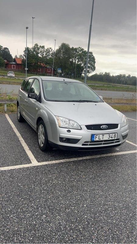 Grå Begagnad 2007 Ford Focus Trend Kombi | 18 000 kr - Bild 1/4