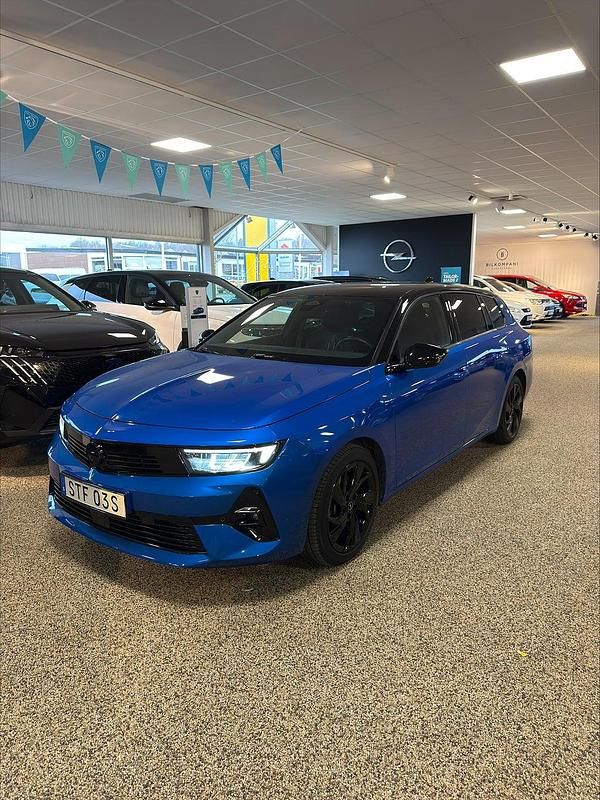 Blå Begagnad 2024 Opel Astra Kombi | 237 800 kr (Marknadspris) - Bild 1/4