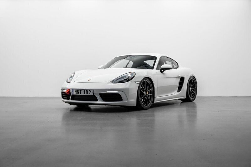 Vit (white) Begagnad 2018 Porsche 718 Cayman Sportkupé | 749 000 kr - Bild 1/4