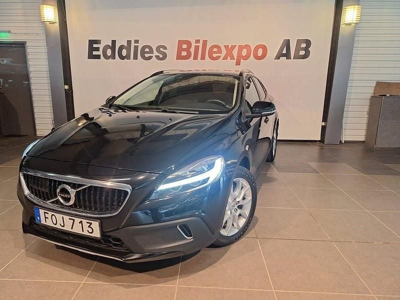 Begagnad Volvo V40 CC Momentum 150 HK (110 kW) 2017 Onyx svart metallic Kombi
