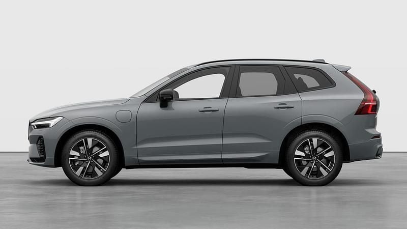 Grå Ny 2025 Volvo XC60 Plus SUV | 595 800 kr (Bra pris) - Bild 1/4