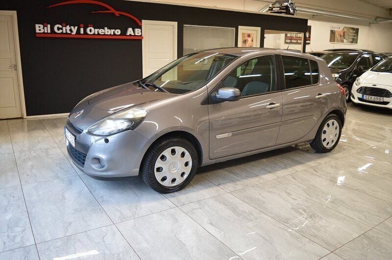 Grå Begagnad 2010 Renault Clio II Halvkombi | 49 900 kr (Lite dyr) - Bild 1/4