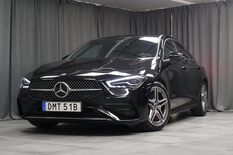 Svart Begagnad 2024 Mercedes CLA200 Advanced Plus Sportkupé | 384 000 kr (Marknadspris) - Bild 1/4