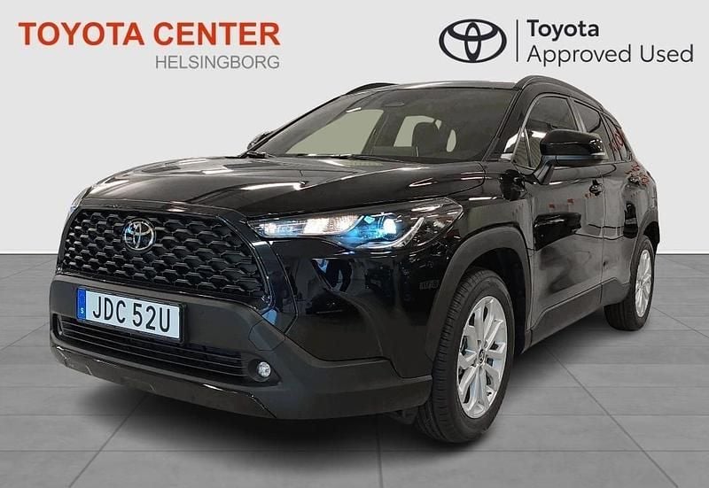 Svart Ny 2025 Toyota Corolla Cross Active SUV | 364 900 kr (Marknadspris) - Bild 1/4