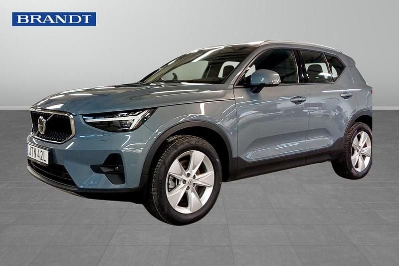 Grå Begagnad 2023 Volvo XC40 SUV | 329 900 kr - Bild 1/4