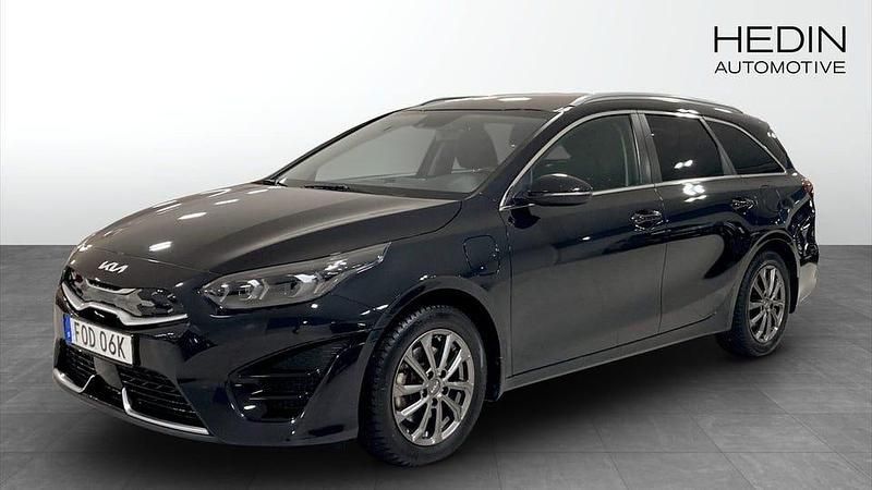 Svart Begagnad 2023 Kia Ceed Halvkombi | 259 900 kr (Superpris) - Bild 1/4
